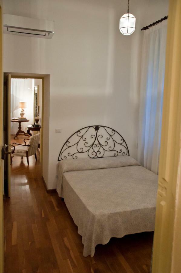 Garden Suite At Palazzo Famularo เลชเช ภายนอก รูปภาพ