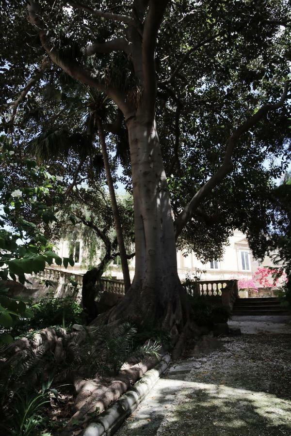 Garden Suite At Palazzo Famularo เลชเช ภายนอก รูปภาพ